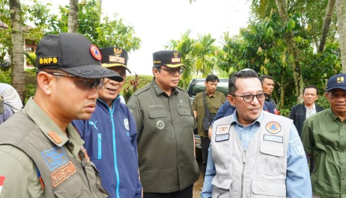 BNPB Salurkan Bantuan dan Dana Rp223 Juta untuk Korban Banjir-Longsor Tanah Datar