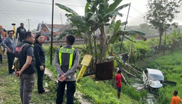 Tragis! KA Argo Bromo Anggrek Tabrak Avanza di Grobogan, 4 Orang Tewas
