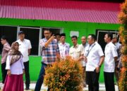 Foto: Bupati Padang Pariaman John Kenedy Azis bersama Ketua Yayasan Media Group Ali Sadikin meninjau lokasi pembangunan kembali SDN 05 Batang Anai yang rusak akibat bencana banjir dan longsor. (Istimewa)