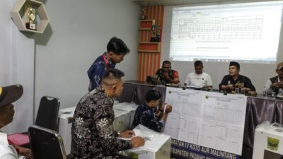 ■ Kotak suara dari 11 TPS di Nagari III Koto Aur Malintang tiba di kantor wali nagari untuk dilakukan rekapitulasi suara pasca pemungutan suara Pilwana Serentak 2026.