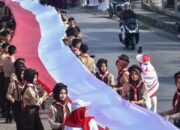 Walikota Riyanda Putra Apresiasi Pawai Bendera Merah Putih Terpanjang di Kecamatan Barangin
