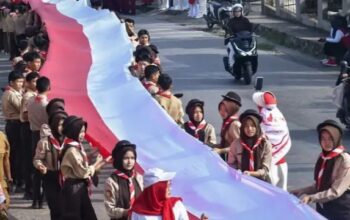 Walikota Riyanda Putra Apresiasi Pawai Bendera Merah Putih Terpanjang di Kecamatan Barangin