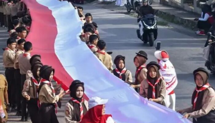 Walikota Riyanda Putra Apresiasi Pawai Bendera Merah Putih Terpanjang di Kecamatan Barangin