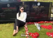 Netizen Kaget! Ternyata Nama Gubernur Cantik Ini Sudah Tertulis di Batu Nisan Samping Suami