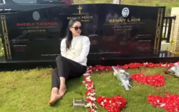 Netizen Kaget! Ternyata Nama Gubernur Cantik Ini Sudah Tertulis di Batu Nisan Samping Suami