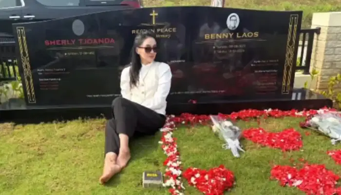 Netizen Kaget! Ternyata Nama Gubernur Cantik Ini Sudah Tertulis di Batu Nisan Samping Suami