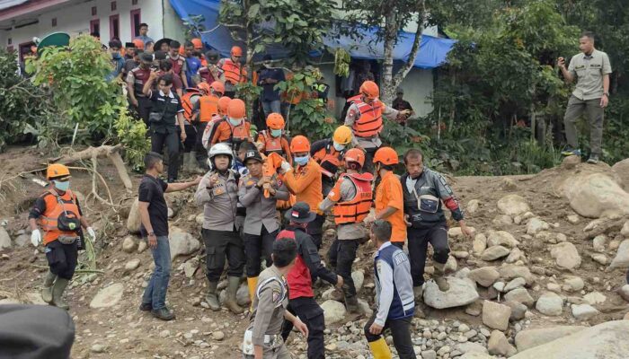 Hari Kelima Pencarian, Tim SAR Temukan Lagi Korban Banjir Bandang Solok