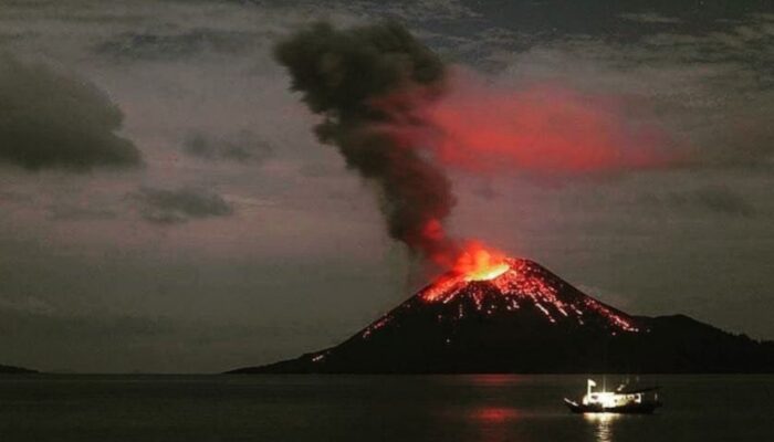 Gunung Anak Krakatau Erupsi, 4 Bandara Ditutup Sementara Akibat Abu Vulkanik