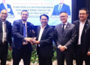 John Kenedy Azis Raih Penghargaan Advokat Inspiratif dari PERADI SAI Padang