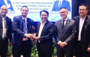 John Kenedy Azis Raih Penghargaan Advokat Inspiratif dari PERADI SAI Padang