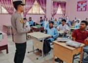 Polsek Rantau Kopar Bagikan Masker Sambil Ingatkan Pelajar Soal Karhutla