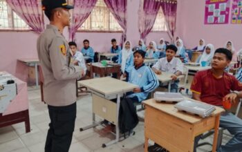 Polsek Rantau Kopar Bagikan Masker Sambil Ingatkan Pelajar Soal Karhutla