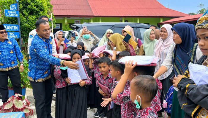 Seragam Sekolah Gratis Padang Pariaman, sebanyak 10.672 Stel Telah Disalurkan