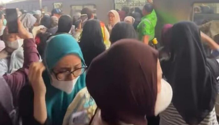 Dua HP Terbakar di KRL Rangkasbitung-Tanah Abang, Perjalanan Sempat Terlambat 7 Menit